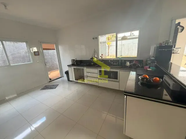 Casa com 470m² 4 quartos e 3 banheiros, à venda ou para alugar, no bairro Parque das Laranjeiras em Itatiba