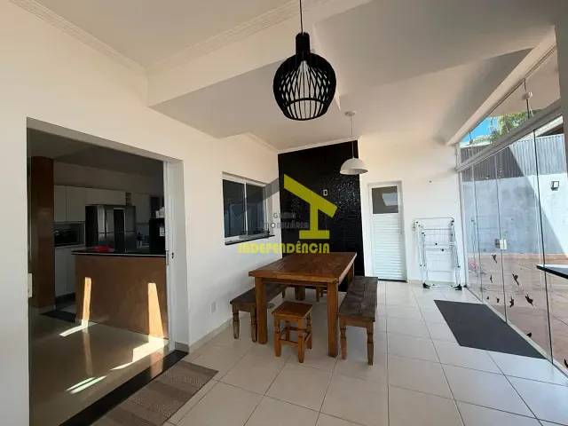 Casa com 470m² 4 quartos e 3 banheiros, à venda ou para alugar, no bairro Parque das Laranjeiras em Itatiba
