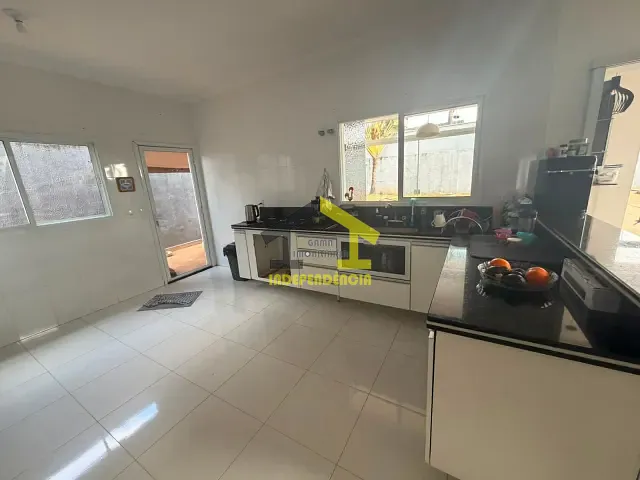 Casa com 470m² 4 quartos e 3 banheiros, à venda ou para alugar, no bairro Parque das Laranjeiras em Itatiba