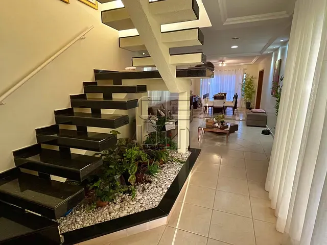 Casa 4 quartos e 5 banheiros, à venda, no bairro Operária em Londrina