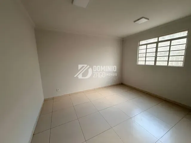 Casa 3 quartos e 2 banheiros, à venda ou para alugar, no bairro Santa Marta em Uberaba