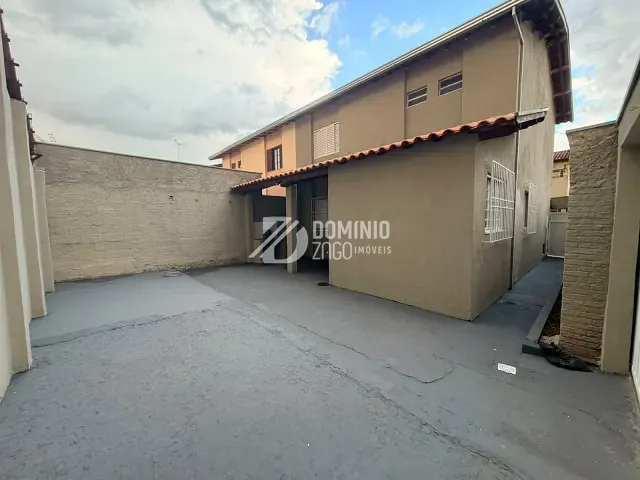 Casa 3 quartos e 2 banheiros, à venda ou para alugar, no bairro Santa Marta em Uberaba