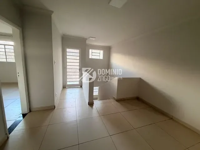 Casa 3 quartos e 2 banheiros, à venda ou para alugar, no bairro Santa Marta em Uberaba
