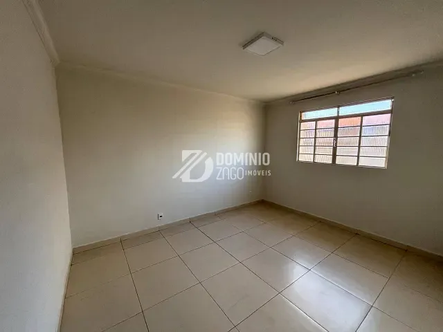Casa 3 quartos e 3 banheiros, para alugar, no bairro Santa Marta em Uberaba