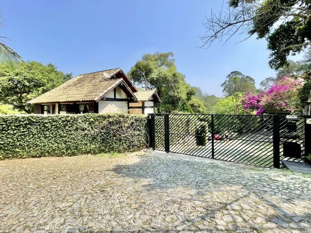 Casa com 344m² 3 quartos e 3 banheiros, à venda, no bairro Chácara Santa Lúcia dos Ypes em Carapicuíba