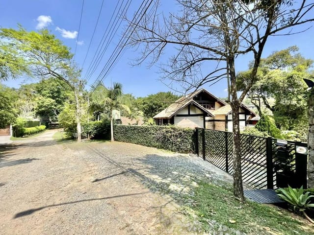Casa com 344m² 3 quartos e 3 banheiros, à venda, no bairro Chácara Santa Lúcia dos Ypes em Carapicuíba