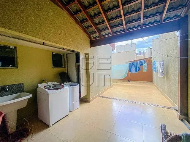 Casa com 250m² 5 quartos e 3 banheiros, à venda, no bairro Parque Jamaica em Londrina