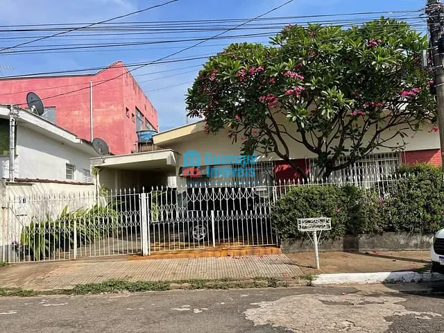 Casa com 358m² 3 quartos e 2 banheiros, à venda, no bairro Centro em Guaxupé