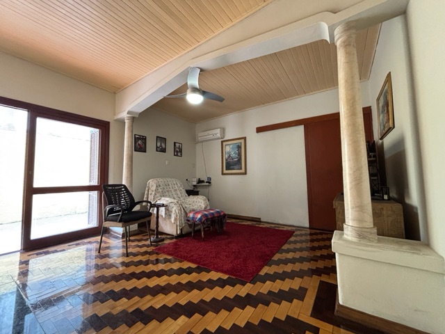 Foto do Casa - Casa com 2 dormitórios, 4 vagas e churrasqueira à venda no Centro, Pelotas, RS, com 210m² de área útil e amplo espaço para lazer! | UP Imóveis