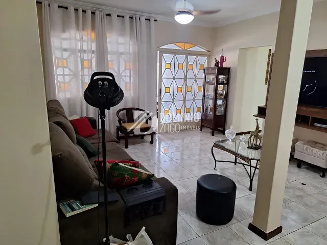 Casa 3 quartos e 3 banheiros, à venda, no bairro Conjunto Cássio Rezende em Uberaba