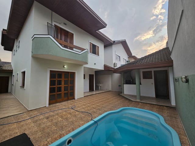Casa com 250m² 4 quartos e 4 banheiros, para alugar, no bairro Urbanova em São José dos Campos
