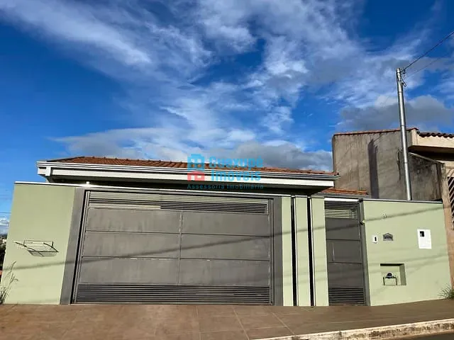 Casa com 200m² 3 quartos e 2 banheiros, à venda, no bairro Jardim Aeroporto em Guaxupé