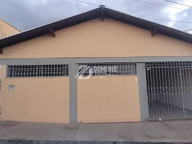 Casa com 80m² 3 quartos e 2 banheiros, para alugar, no bairro Vila Maria Helena em Uberaba