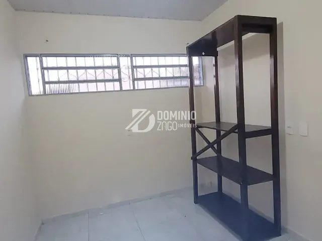 Casa com 80m² 3 quartos e 2 banheiros, para alugar, no bairro Vila Maria Helena em Uberaba