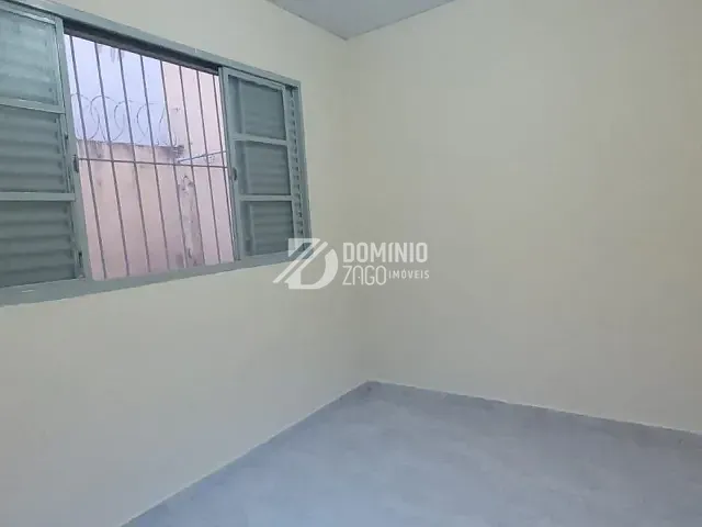 Casa com 80m² 3 quartos e 2 banheiros, para alugar, no bairro Vila Maria Helena em Uberaba