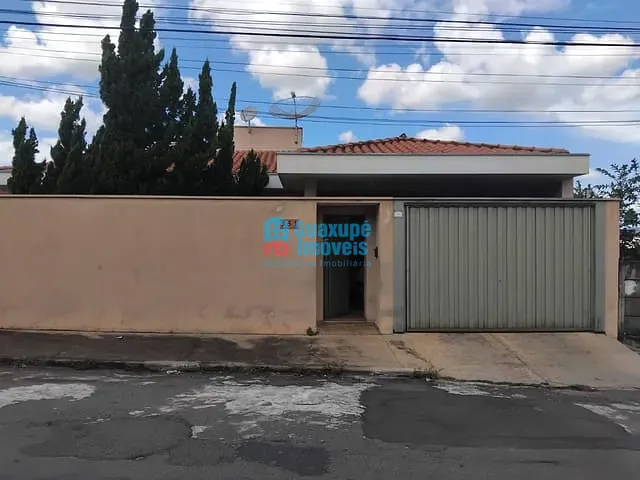 Casa 3 quartos e 6 banheiros, à venda, no bairro Parque do Lago em Guaxupé