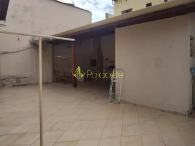 Casa com 250m² 2 quartos e 2 banheiros, à venda, no bairro Vila Suiça em Pindamonhangaba