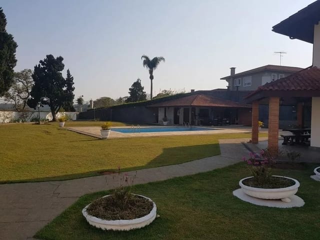 Casa com 2256m² 6 quartos e 8 banheiros, à venda ou para alugar, no bairro Granja Viana II em Cotia