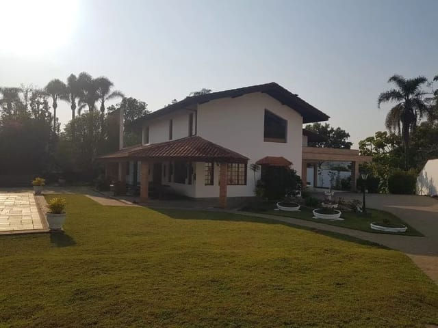 Casa com 2256m² 6 quartos e 8 banheiros, à venda ou para alugar, no bairro Granja Viana II em Cotia
