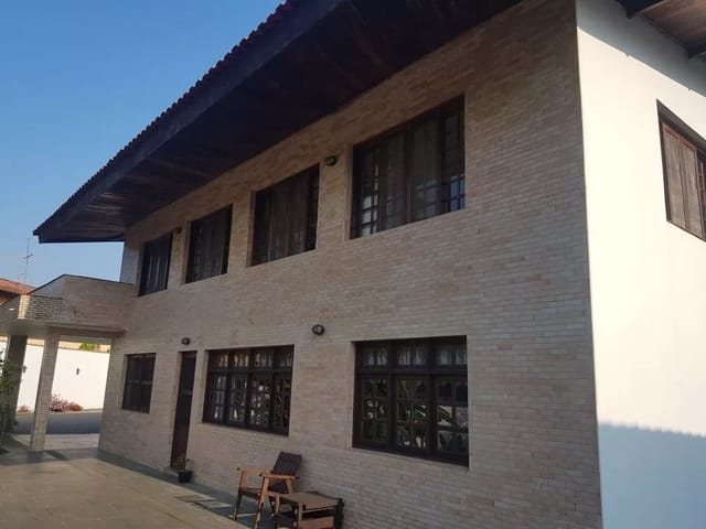 Casa com 2256m² 6 quartos e 8 banheiros, à venda ou para alugar, no bairro Granja Viana II em Cotia