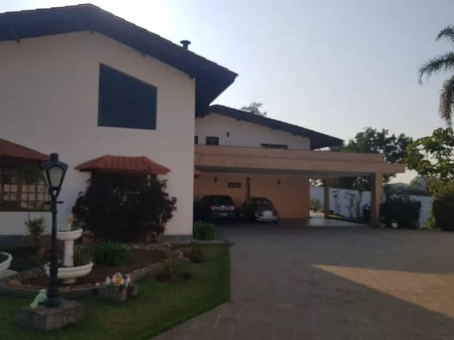 Casa com 2256m² 6 quartos e 8 banheiros, à venda ou para alugar, no bairro Granja Viana II em Cotia