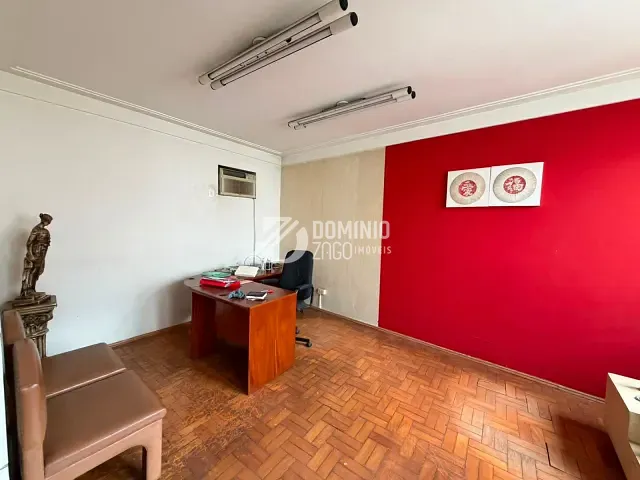 Casa com 269m², à venda, no bairro Centro em Uberaba