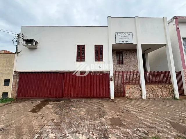 Casa com 269m², à venda, no bairro Centro em Uberaba