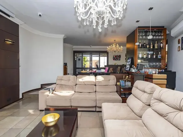 Casa com 639m² 4 quartos e 2 banheiros, à venda, no bairro São Lourenço em Curitiba