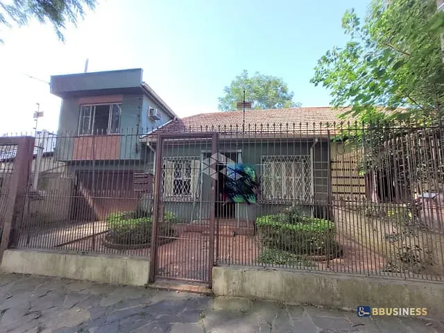 Casa 3 quartos e 2 banheiros, à venda, no bairro Petrópolis em Porto Alegre