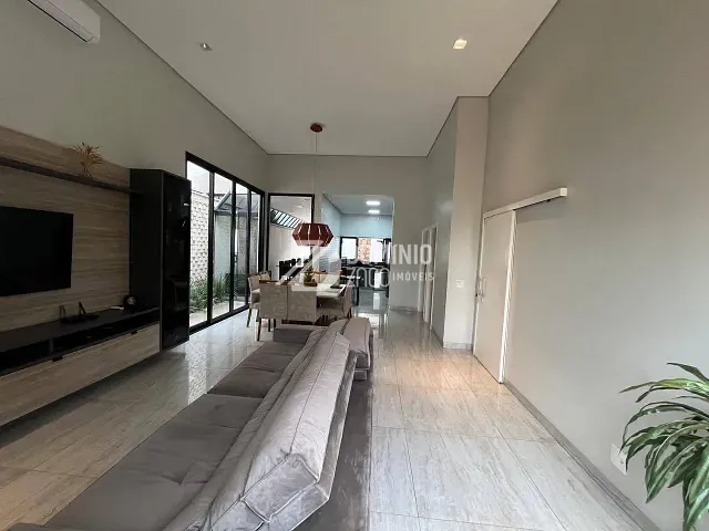 Casa com 300m² 3 quartos e 4 banheiros, à venda ou para alugar, no bairro Estância dos Ipês em Uberaba