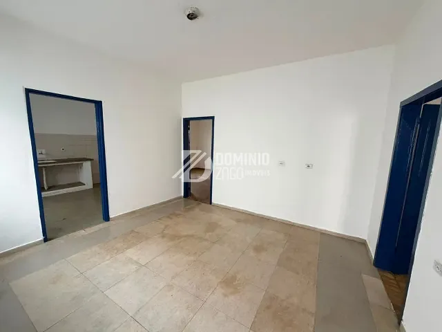 Casa com 448m² 2 quartos e 2 banheiros, para alugar, no bairro Fabrício em Uberaba