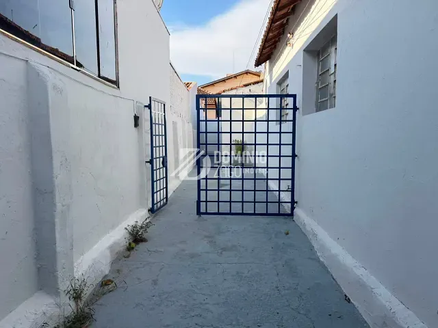 Casa com 448m² 2 quartos e 2 banheiros, para alugar, no bairro Fabrício em Uberaba