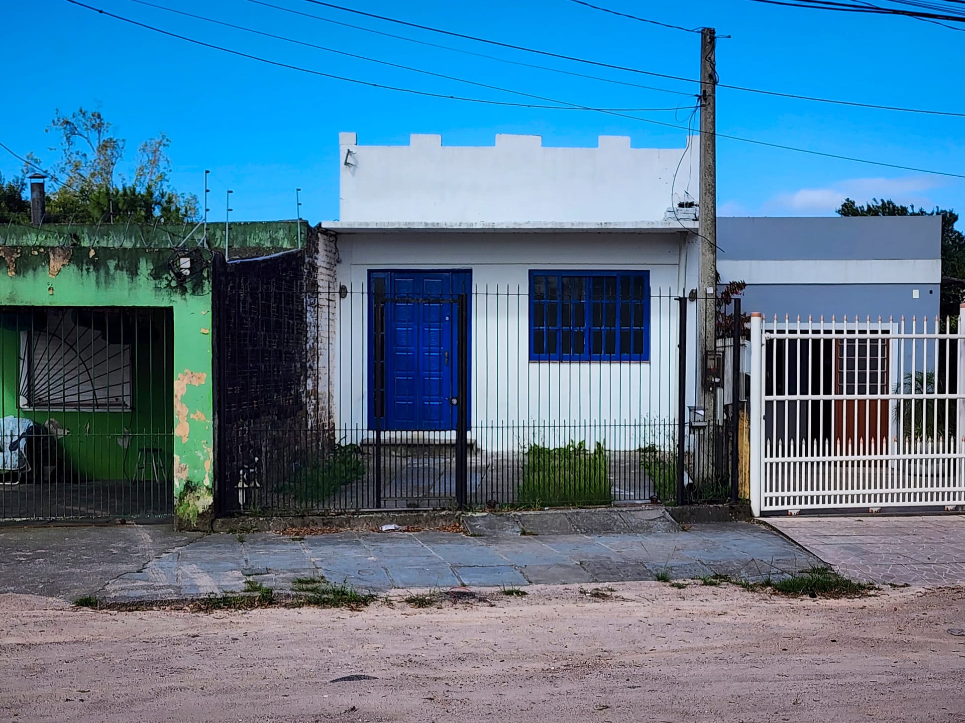 Casa à venda e locação no Areal, Pelotas, RS, com 150 m² de área útil, 2 dormitórios, ampla sala, jardim de inverno, churrasqueira e 1 vaga de garagem