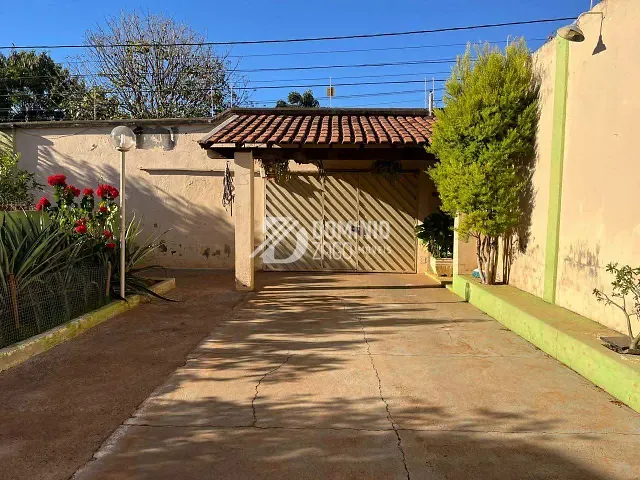 Casa com 600m² 3 quartos e 4 banheiros, à venda, no bairro Vila Militar em Uberaba