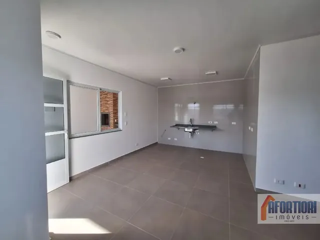 Casa 2 quartos e 1 banheiro, para alugar, no bairro Vista Alegre em Curitiba