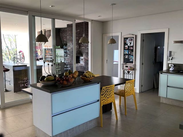 Casa com 1500m² 4 quartos e 5 banheiros, para alugar, no bairro Nova Fazendinha em Carapicuíba