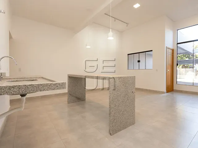 Casa 3 quartos e 2 banheiros, à venda, no bairro Colúmbia em Londrina