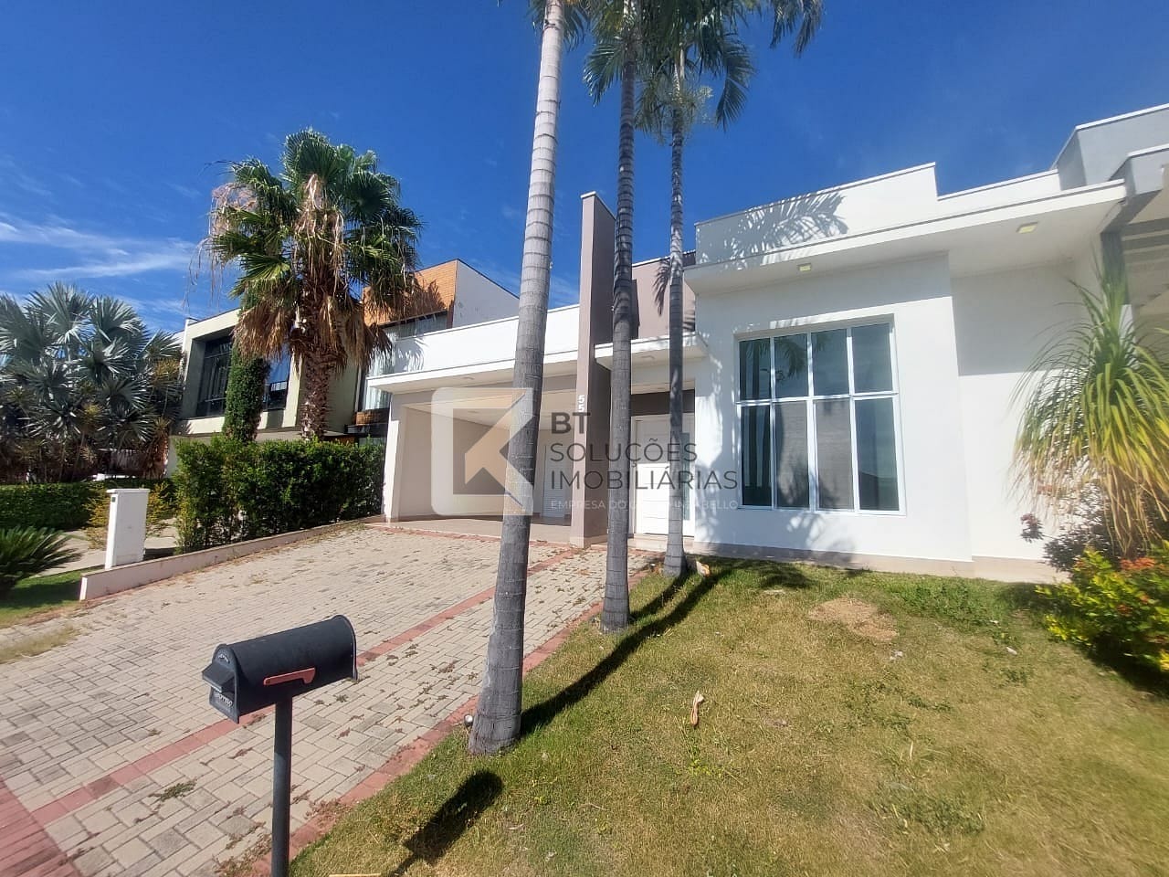 Casa para alugar com 3 quartos, 190m² - Foto 1