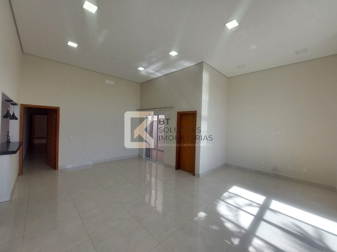 Casa para alugar com 3 quartos, 190m² - Foto 2