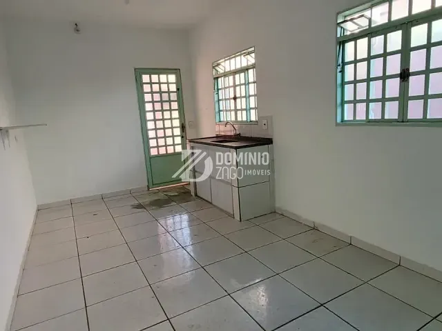 Casa com 250m² 3 quartos e 2 banheiros, para alugar, no bairro Residencial Estados Unidos em Uberaba