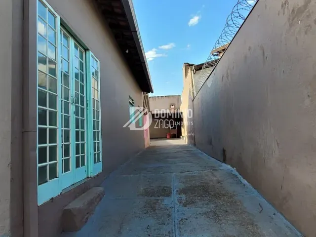 Casa com 250m² 3 quartos e 2 banheiros, para alugar, no bairro Residencial Estados Unidos em Uberaba