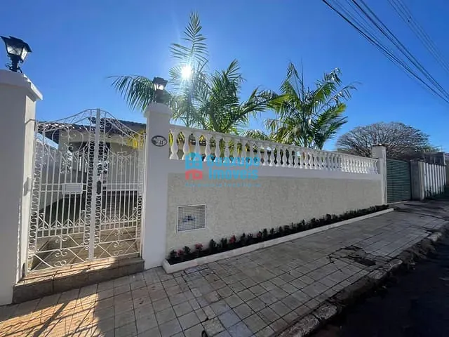 Casa para alugar, no bairro Praça da Saudade em Guaxupé