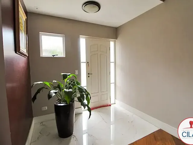 Casa com 141m² 4 quartos e 5 banheiros, à venda, no bairro Butiatuvinha em Curitiba