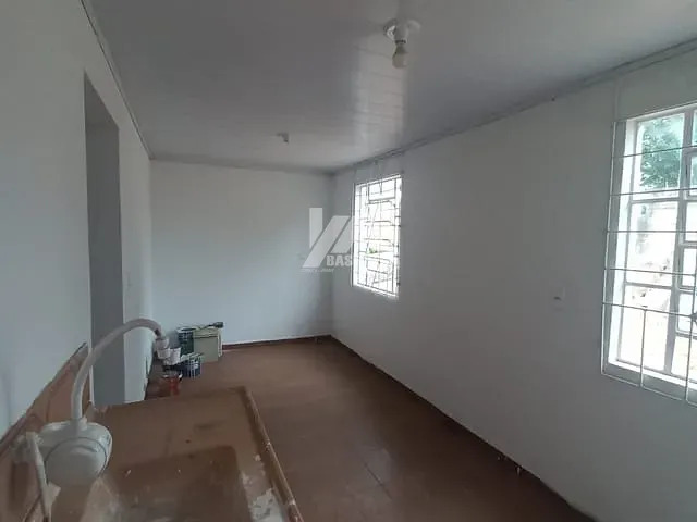 Casa com 301m² 2 quartos e 1 banheiro, à venda, no bairro Colônia Dona Luíza em Ponta Grossa