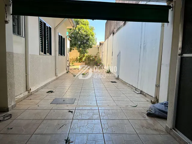 Casa 4 quartos e 3 banheiros, à venda, no bairro Parque das Américas em Uberaba