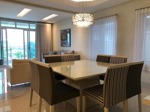 Casa com 450m² 4 quartos e 6 banheiros, à venda, no bairro Condomínio Residencial Jaguary em São José dos Campos