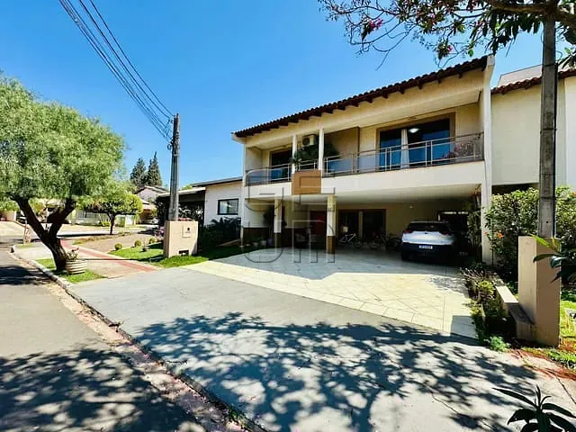 Casa com 250m² 4 quartos e 4 banheiros, à venda, no bairro Aeroporto em Londrina