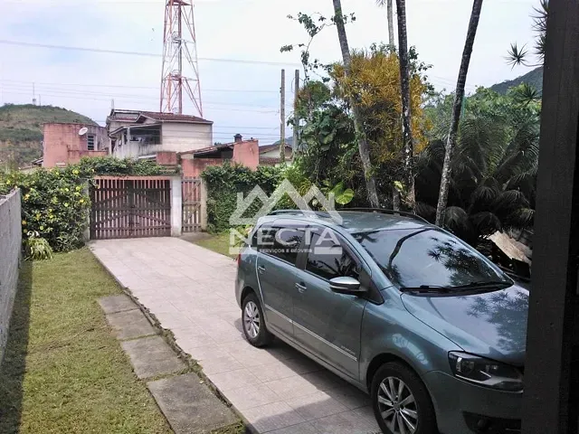 Casa com 720m² 5 quartos e 2 banheiros, à venda, no bairro Martim de Sá em Caraguatatuba