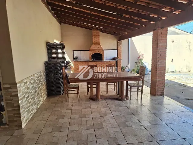 Casa 3 quartos e 2 banheiros, à venda, no bairro Tita Rezende em Uberaba