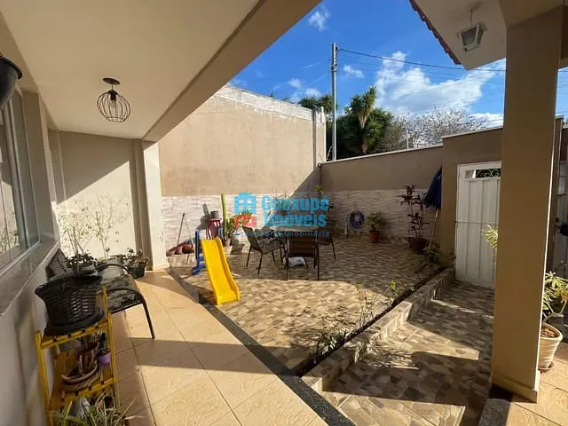 Casa com 360m² 3 quartos e 4 banheiros, à venda, no bairro Residencial Nova Floresta em Guaxupé